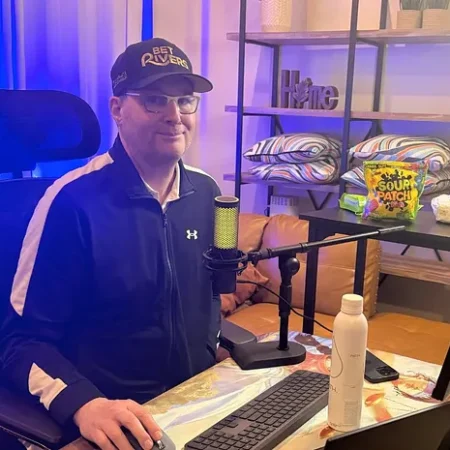 Phil Hellmuth Plays Every Hand in Online Poker Tournament