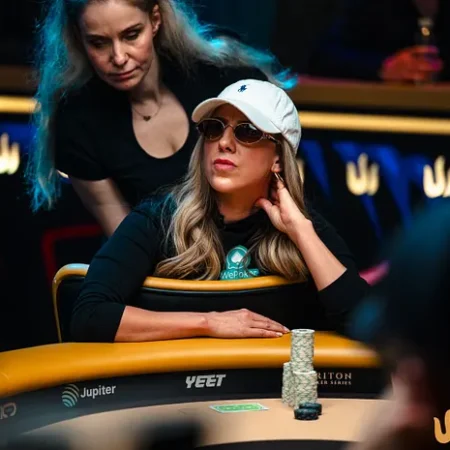 Kristen Foxen Folds Kings Preflop on Triton Main Event Final Table